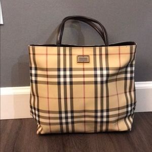Beautiful Burberry purse in excellent condition.